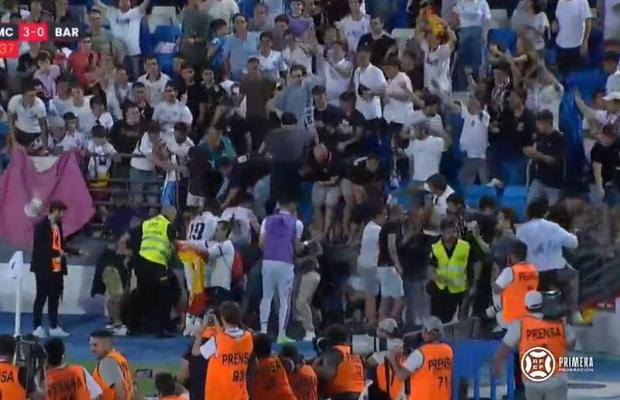 Scene incredibile în mini-Clasico! Real Madrid B elimină Barca B: fanii au căzut cu tribuna când sărbătoreau golul decisiv