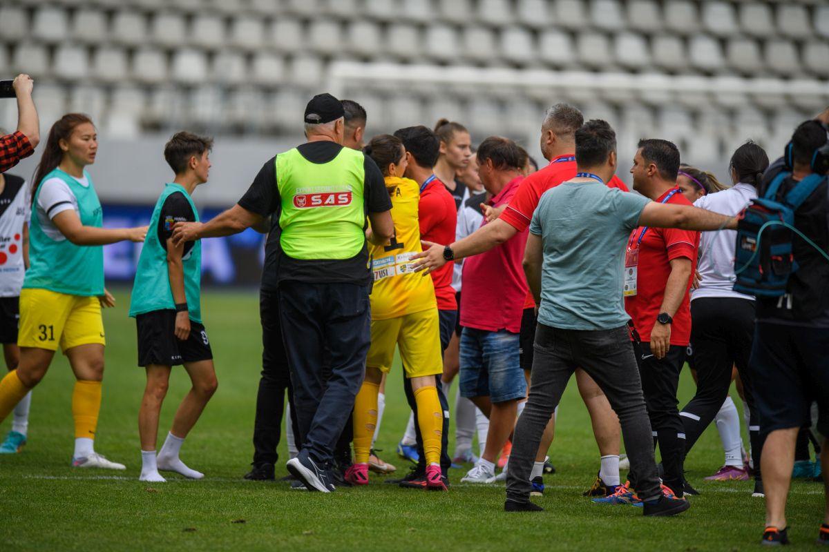 Scandal monstru și bătaie generală pe teren la finala Cupei României la fotbal feminin + Acuzații grave: „Am fost amenințată de omul de la pază”
