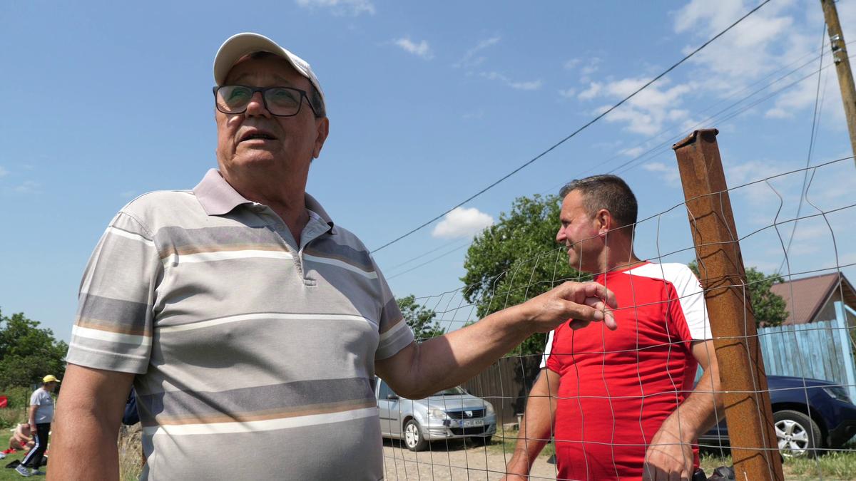 Netflix ar da lovitura la Plumbuita, în Călărași » „Stricau terenul când treceau cu morții! O luau pe gazon ca să scurteze drumul până la cimitir”