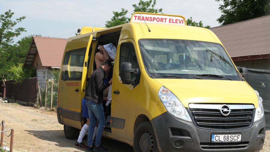Cei de la Unirea Frăsinet au ajuns cu autocarul școlii din comună Netflix ar da lovitura la Plumbuita, în Călărași » „Stricau terenul când treceau cu morții! O luau pe gazon ca să scurteze drumul până la cimitir”