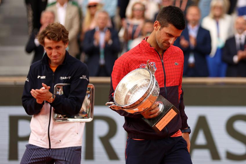 Novak Djokovic (36 de ani, 3 ATP) l-a învins pe Casper Ruud (24 de ani, 4 ATP), scor 7-6(1), 6-3, 7-5 și a cucerit trofeul la Roland Garros 2023. Mats Wilander și Tim Henman cred că sârbul joacă cel mai bun tenis al carierei.