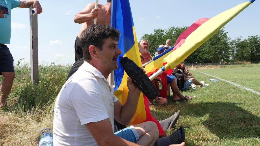 Suporterii din Plumbuita, arsenal ca la meciurile naționalei Netflix ar da lovitura la Plumbuita, în Călărași » „Stricau terenul când treceau cu morții! O luau pe gazon ca să scurteze drumul până la cimitir”