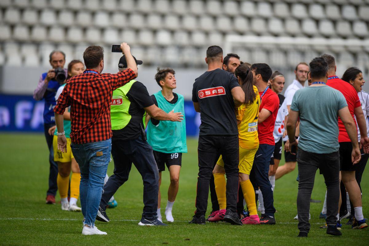 Scandal monstru și bătaie generală pe teren la finala Cupei României la fotbal feminin + Acuzații grave: „Am fost amenințată de omul de la pază”