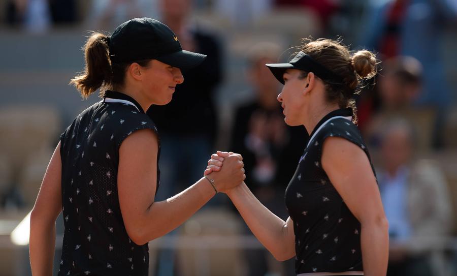 Iga Swiatek și Simona Halep la finalul partidei din 2019 FOTO Imago Images Începe o nouă eră pe zgură în tenisul feminin? Iga Swiatek a fost învinsă la Roland Garros doar de două jucătoare în cele cinci participări de până acum