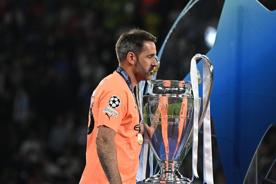 Scott Carson lângă trofeul Champions League / FOTO: Imago A jucat 90 de minute și a cucerit două Ligi ale Campionilor » Cine e „fotbalistul-model” al lui Guardiola