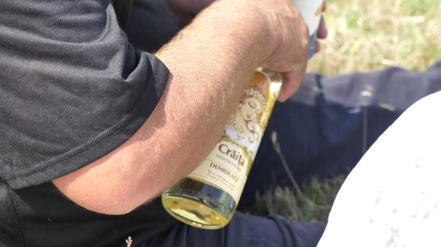 Sătenii s-au bucurat de vremea frumoasă cu o sticlă de vin Netflix ar da lovitura la Plumbuita, în Călărași » „Stricau terenul când treceau cu morții! O luau pe gazon ca să scurteze drumul până la cimitir”