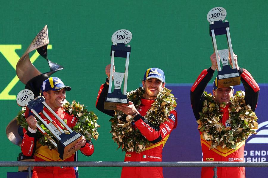 De la stânga la dreapta: Alessandro Pier Guidi, Antonio Giovinazzi și James Calado, câștigătorii cursei de 24 de ore de la Le Mans // foto: Guliver/gettyimages La prima participare după 50 de ani, Ferrari a câștigat cursa de 24 de ore de la Le Mans! Pe ce loc s-a clasat românul Filip Ugran