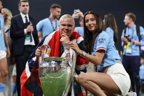 Erling Haaland alături de iubita lui, Isabel Johansen (foto: Guliver/Getty Images)