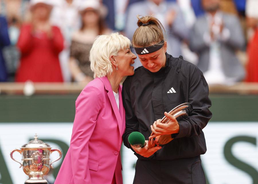 Chris Evert încercând să o consoleze pe Karolina Muchova FOTO Imago Images Începe o nouă eră pe zgură în tenisul feminin? Iga Swiatek a fost învinsă la Roland Garros doar de două jucătoare în cele cinci participări de până acum
