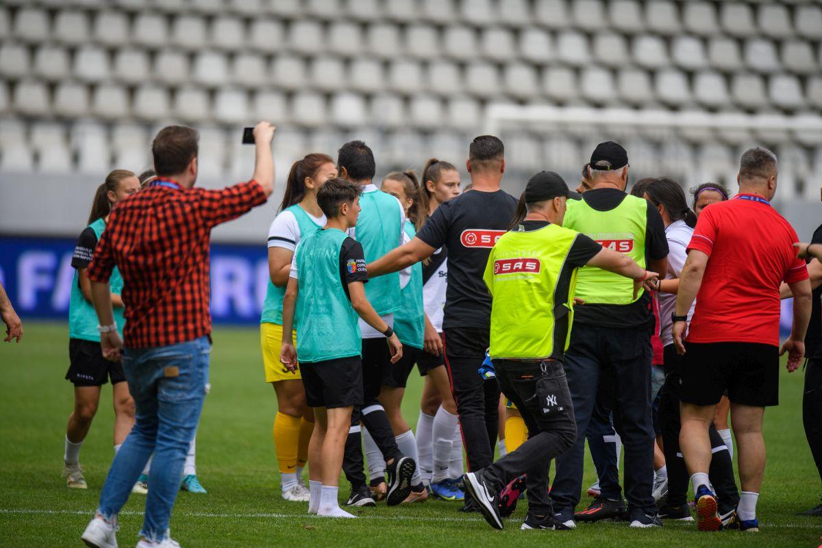 Scandal monstru și bătaie generală pe teren la finala Cupei României la fotbal feminin + Acuzații grave: „Am fost amenințată de omul de la pază”