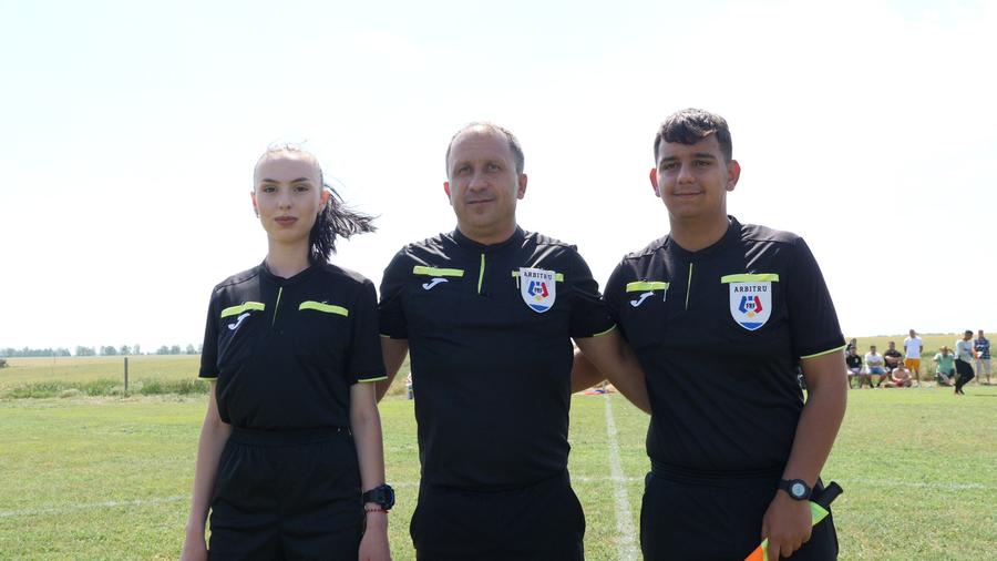 Arbitrii meciului din Liga 5 Călărași Netflix ar da lovitura la Plumbuita, în Călărași » „Stricau terenul când treceau cu morții! O luau pe gazon ca să scurteze drumul până la cimitir”
