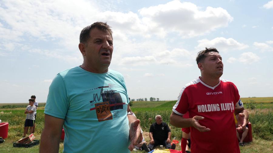 Jucătorii din Plumbuita primesc indicațiile lui Ștefan Nicolae (stânga) Netflix ar da lovitura la Plumbuita, în Călărași » „Stricau terenul când treceau cu morții! O luau pe gazon ca să scurteze drumul până la cimitir”
