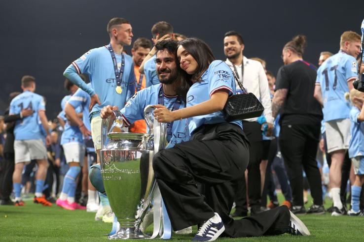 Ilkay Gundogan a sărbătorit alături de soția lui, Sara Arfaoui (foto: Guliver/Getty Images)