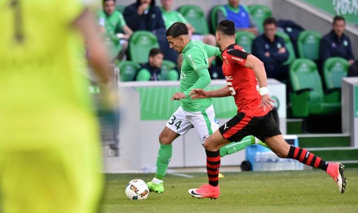 Debutul la Saint-Etienne, vs Rennes. Aici, în duel cu Ramy Bensebaini