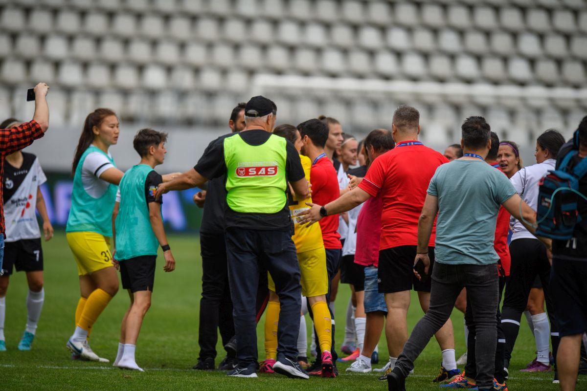 Scandal monstru și bătaie generală pe teren la finala Cupei României la fotbal feminin + Acuzații grave: „Am fost amenințată de omul de la pază”