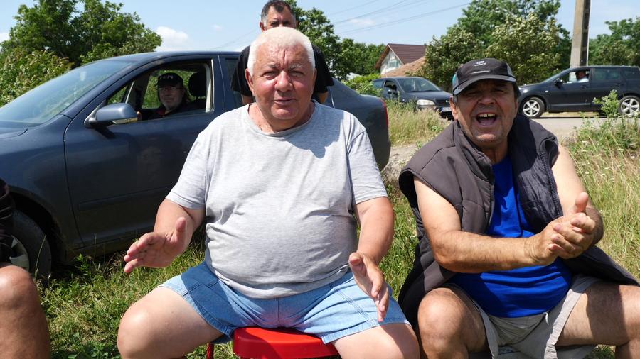 Glume lângă teren: Netflix ar da lovitura la Plumbuita, în Călărași » „Stricau terenul când treceau cu morții! O luau pe gazon ca să scurteze drumul până la cimitir”