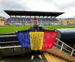 Pasiunea fără limite » Și l-a tatuat pe Dennis Man pe picior, a luat masa cu „tricolorul” și i-a adus un cadou special în cantonament: „E făcut la comandă. Uite!”