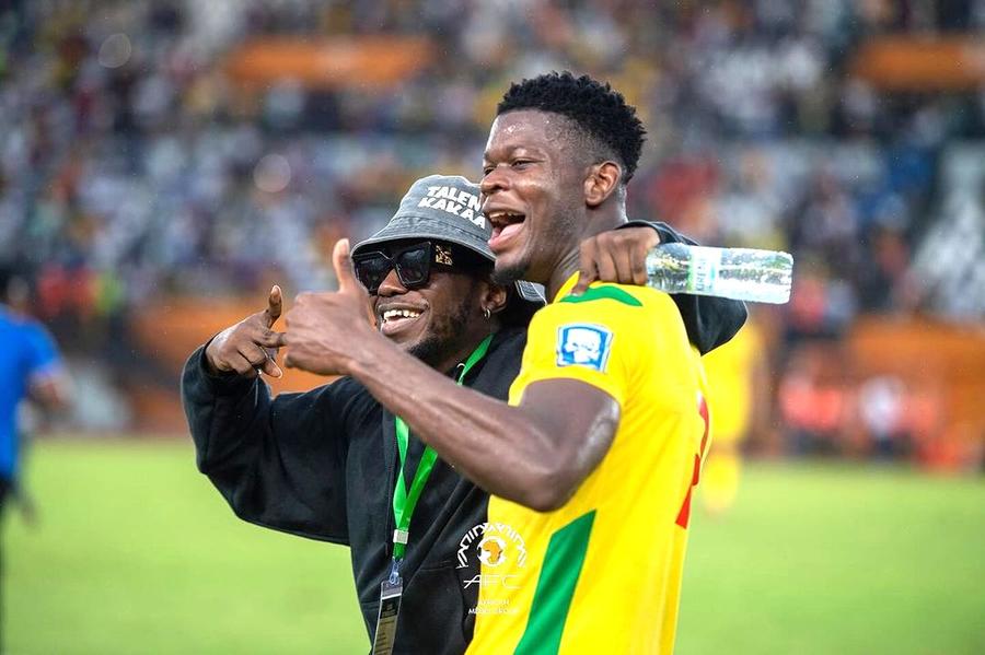 David Kiki, selfie pe gazon după victoria cu Nigeria. Sursa foto: Instagram Fotbalistul de la FCSB își conduce naționala spre Cupa Mondială! » Prestație solidă în fața starurilor Nigeriei