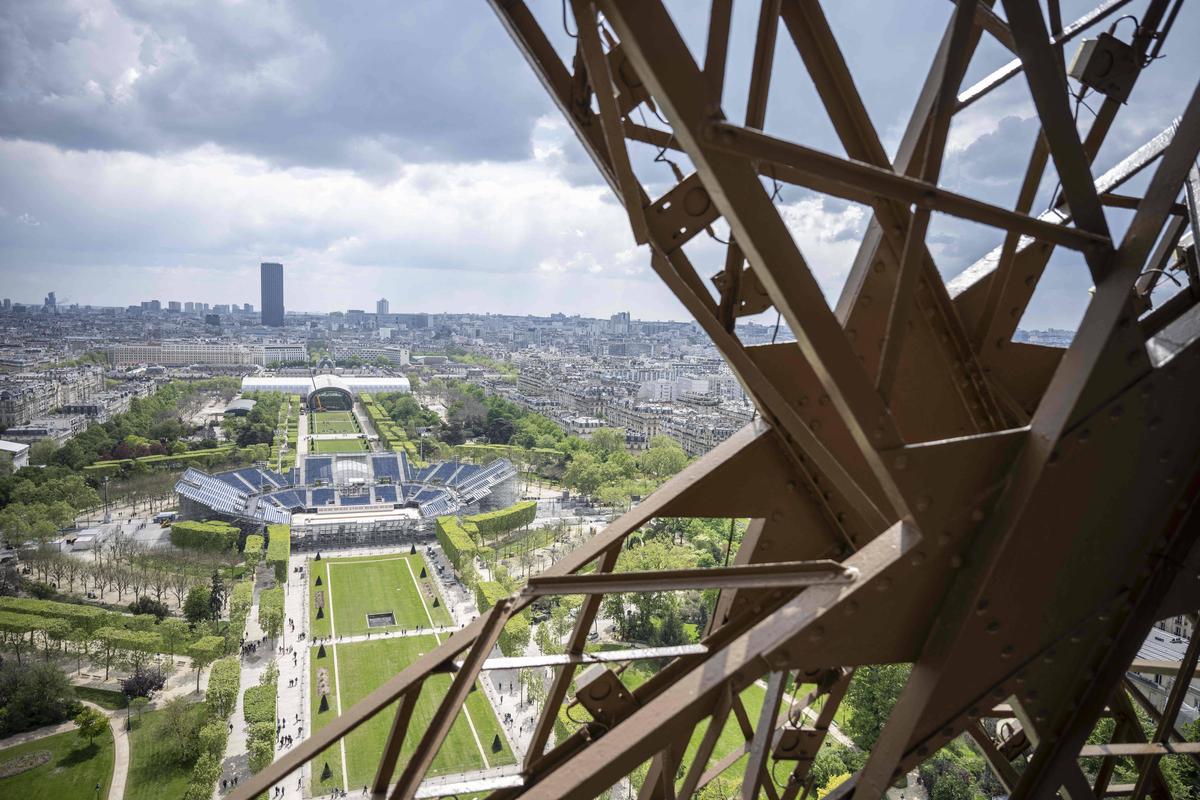 Spectaculos! Stadionul temporar de 13.000 de locuri apărut fix lângă Turnul Eiffel » Va găzdui o competiție în vogă la Jocurile Olimpice