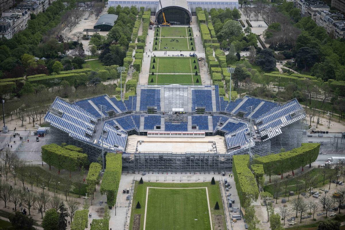 Spectaculos! Stadionul temporar de 13.000 de locuri apărut fix lângă Turnul Eiffel » Va găzdui o competiție în vogă la Jocurile Olimpice