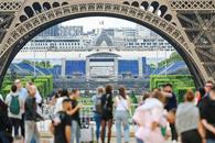 Spectaculos! Stadionul temporar de 13.000 de locuri apărut fix lângă Turnul Eiffel » Va găzdui o competiție în vogă la Jocurile Olimpice