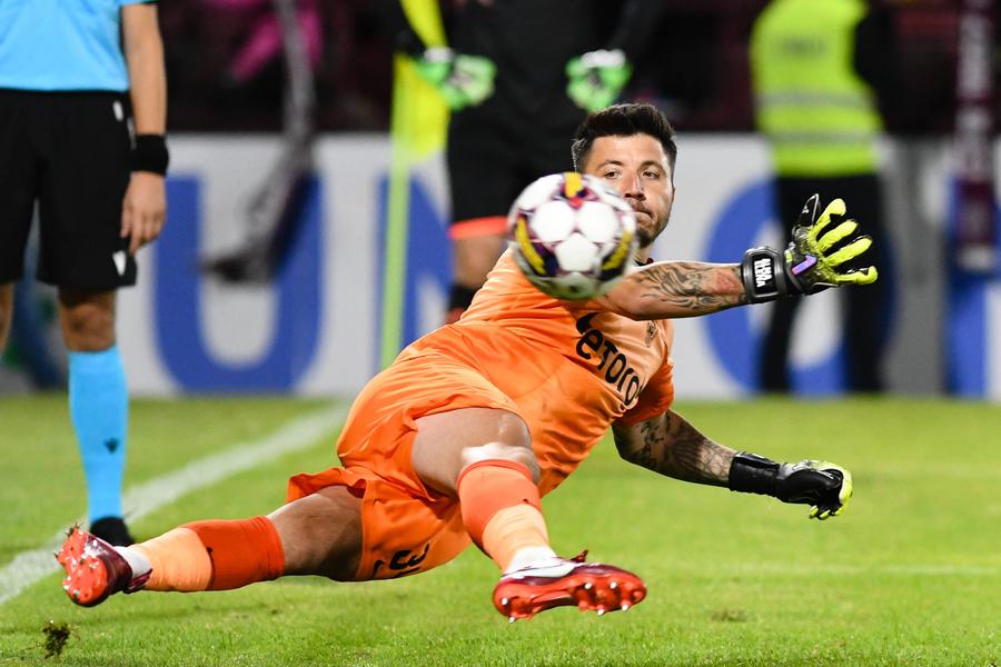 Cristian Bălgrădean, apărând poarta celor de la CFR Cluj E oficial! » CFR Cluj s-a despărțit de jucătorul care a iscat marele scandal cu transferul în Gruia