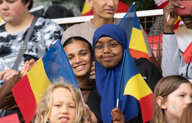 Uniți de tricolor » Imaginea care l-a sensibilizat pe reporterul GSP Ionuț Iordache în tribunele cu fani români: „Îmi va rămâne mereu în inimă”