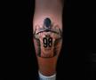 Pasiunea fără limite » Și l-a tatuat pe Dennis Man pe picior, a luat masa cu „tricolorul” și i-a adus un cadou special în cantonament: „E făcut la comandă. Uite!”