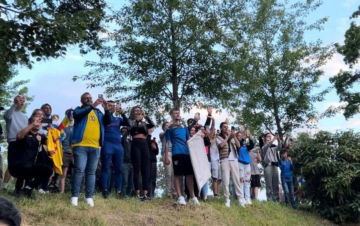 Pasiunea fără limite » Și l-a tatuat pe Dennis Man pe picior, a luat masa cu „tricolorul” și i-a adus un cadou special în cantonament: „E făcut la comandă. Uite!”