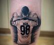 Pasiunea fără limite » Și l-a tatuat pe Dennis Man pe picior, a luat masa cu „tricolorul” și i-a adus un cadou special în cantonament: „E făcut la comandă. Uite!”