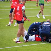 Edi Iordănescu a avut emoții cu Nicușor Bancu. În urma unui duel, a avut nevoie de intervenția echipei medicale. Foto: Ionuț Iordache (GSP)