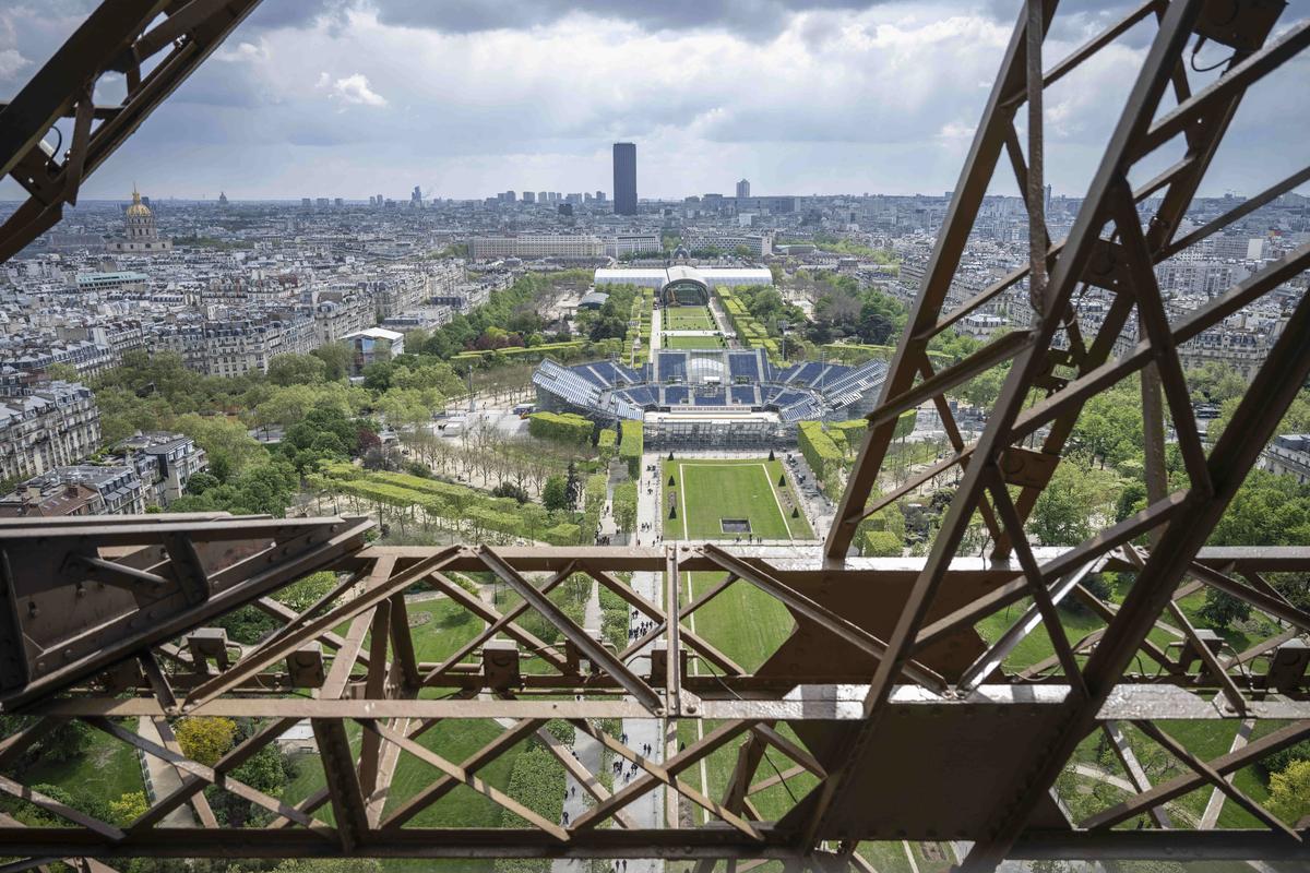 Spectaculos! Stadionul temporar de 13.000 de locuri apărut fix lângă Turnul Eiffel » Va găzdui o competiție în vogă la Jocurile Olimpice