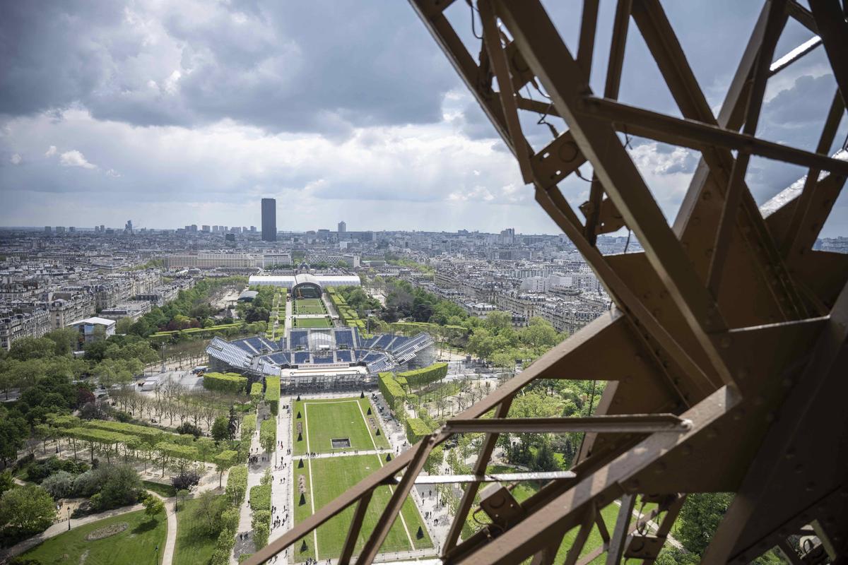 Spectaculos! Stadionul temporar de 13.000 de locuri apărut fix lângă Turnul Eiffel » Va găzdui o competiție în vogă la Jocurile Olimpice