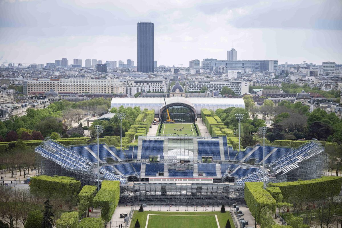 Spectaculos! Stadionul temporar de 13.000 de locuri apărut fix lângă Turnul Eiffel » Va găzdui o competiție în vogă la Jocurile Olimpice