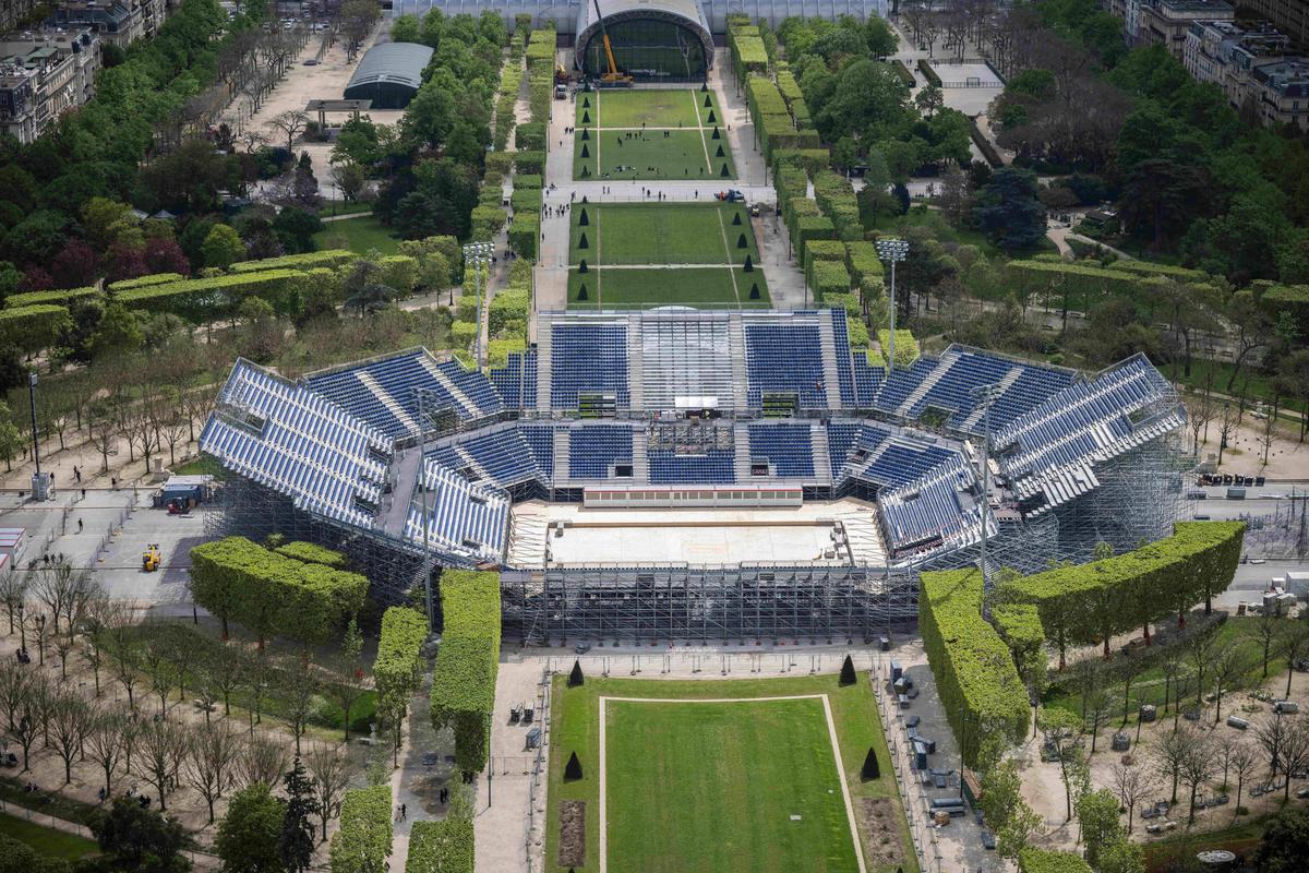 Spectaculos! Stadionul temporar de 13.000 de locuri apărut fix lângă Turnul Eiffel » Va găzdui o competiție în vogă la Jocurile Olimpice