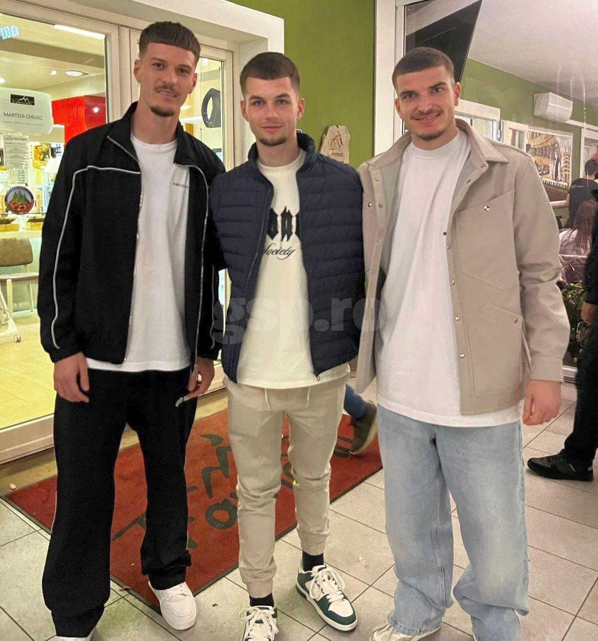 Pasiunea fără limite » Și l-a tatuat pe Dennis Man pe picior, a luat masa cu „tricolorul” și i-a adus un cadou special în cantonament: „E făcut la comandă. Uite!”