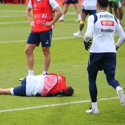 Edi Iordănescu a avut emoții cu Nicușor Bancu. În urma unui duel, a avut nevoie de intervenția echipei medicale. Foto: Ionuț Iordache (GSP)