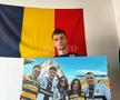 Pasiunea fără limite » Și l-a tatuat pe Dennis Man pe picior, a luat masa cu „tricolorul” și i-a adus un cadou special în cantonament: „E făcut la comandă. Uite!”