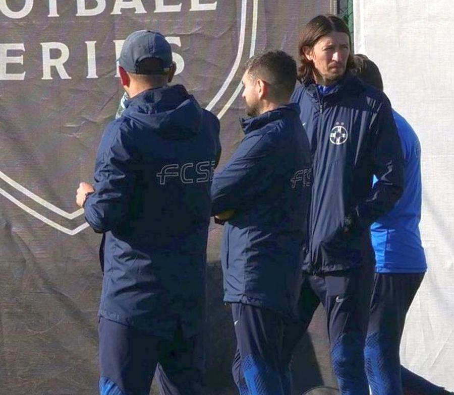 Ovidiu Petre, în dreapta imaginii, nu mai continuă la FCSB Pleacă de la FCSB după 5 ani » Gigi Becali nu-i prelungește contractul