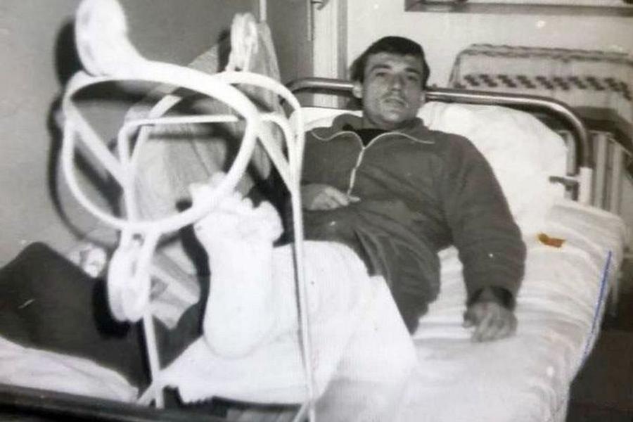 Marcel Pușcaș, pe patul de spital, după accidentarea provocată de Sabou Viețile și morțile lui Marcel Sabou și Vasile Mănăilă