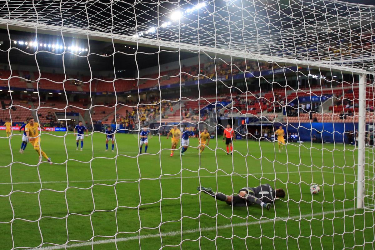 Louis Munteanu a ratat un penalty în Italia U21 - România U21