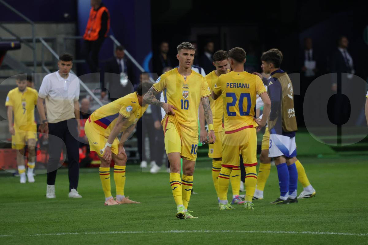 Jucătorii României U21, consolați de mame și iubite după înfrângerea cu Italia