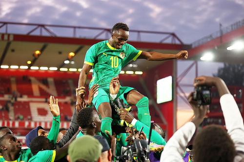 Marcatorul golului de 1-3, sărbătorit pe stadionul din Nottigham // foto: Guliver/gettyimages