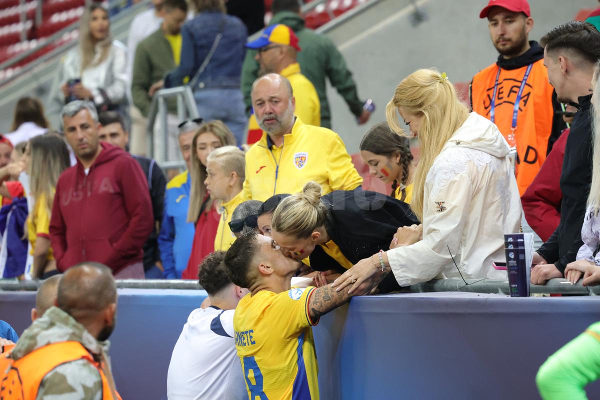 Jucătorii României U21, consolați de mame și iubite după înfrângerea cu Italia