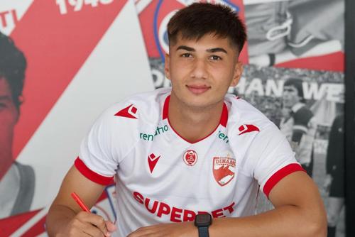 Alexandru Musi a fost prezentat oficial la Dinamo / Foto: Facebook