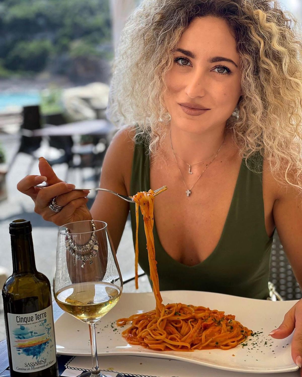 Italia a venit cu nutriționistul la meciul contra României Under 21 » Cine este Maria Luisa, apariția misterioasă din staff-ul Squadra Azzurra