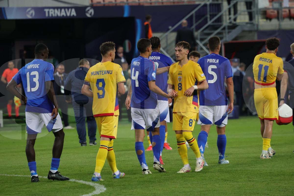 Jucătorii României U21, consolați de mame și iubite după înfrângerea cu Italia
