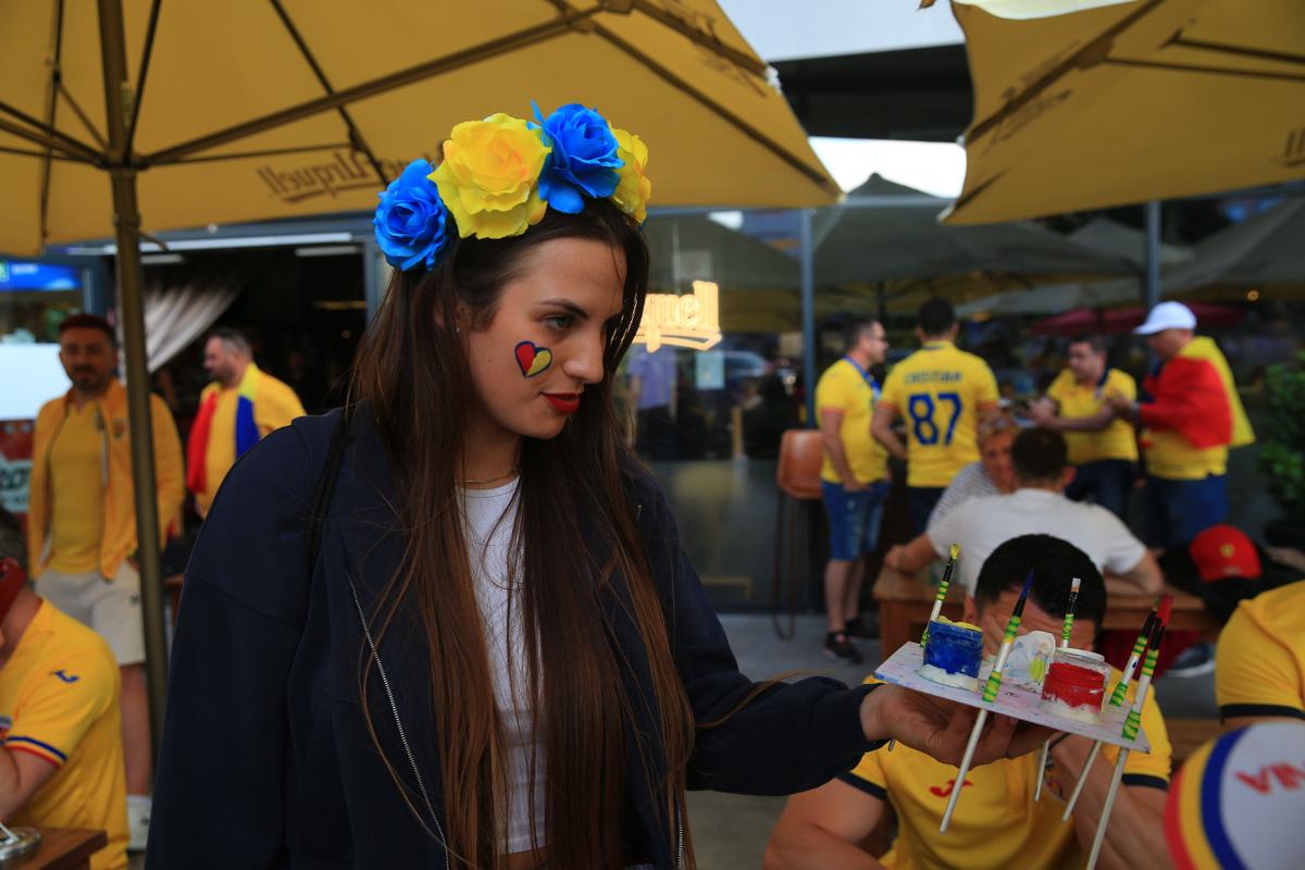 „Aleg să merg oriunde în lume cu tine!” » Atmosferă ca la Clinceni la Italia U21 - România U21 + banner cu „Eroul de la Bratislava”