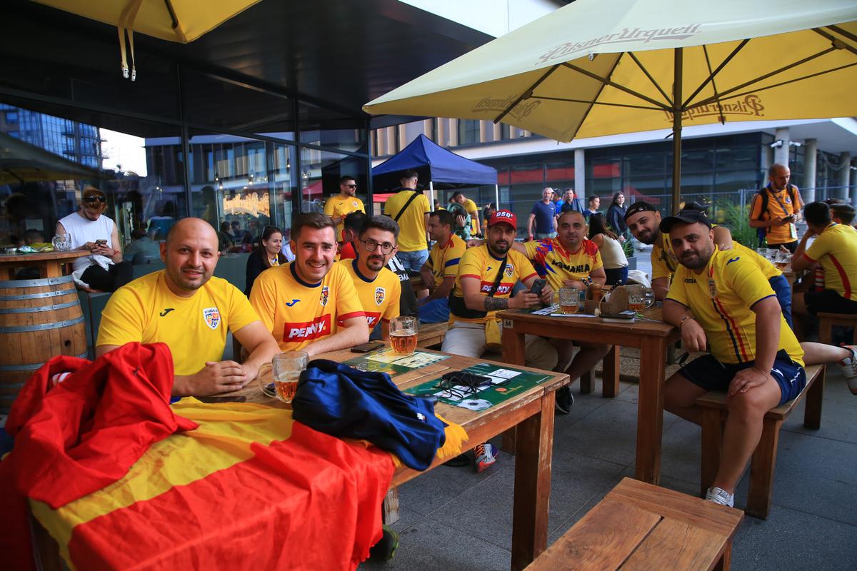 „Aleg să merg oriunde în lume cu tine!” » Atmosferă ca la Clinceni la Italia U21 - România U21 + banner cu „Eroul de la Bratislava”