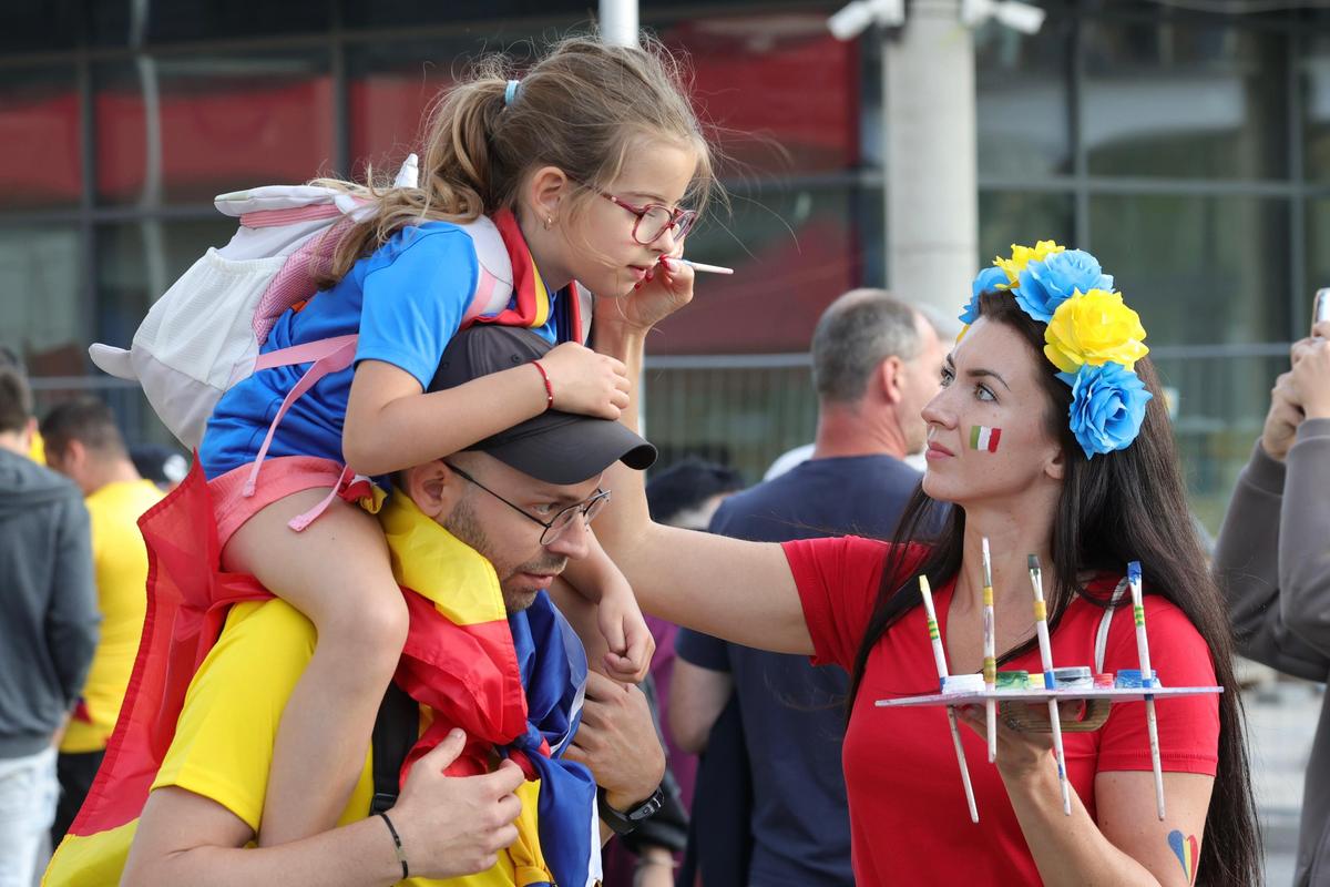 „Aleg să merg oriunde în lume cu tine!” » Atmosferă ca la Clinceni la Italia U21 - România U21 + banner cu „Eroul de la Bratislava”